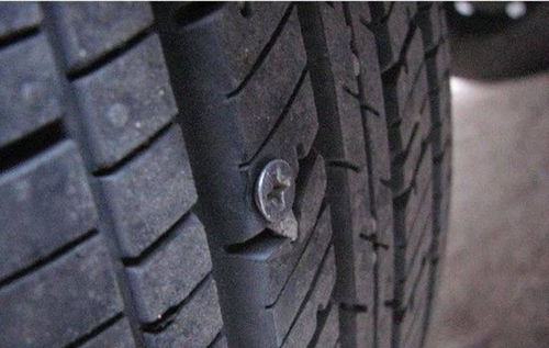 轮胎扎钉怎么办？补胎还是换胎？四步自救法免等拖车